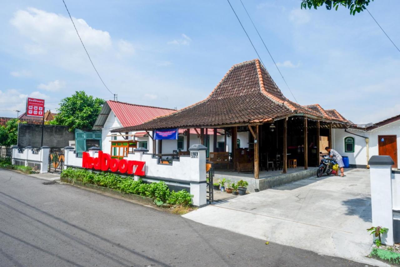 Reddoorz Syariah @ Ndalem Kembang Sore Джокьякарта Экстерьер фото